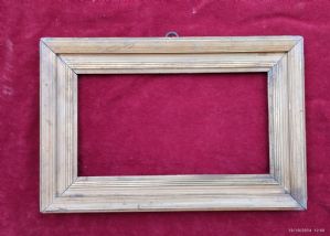 piccola cornice in legno con filetti dorati legno chiaro prima meta' XIX° sec. luce cm.15x28 est.38x25
